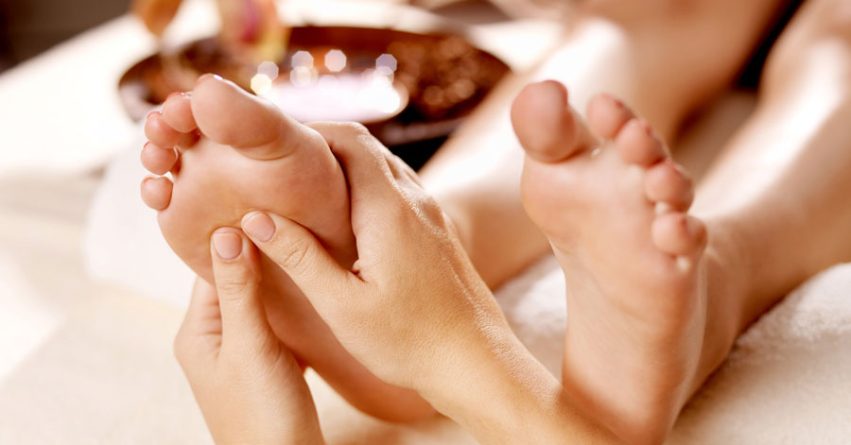 فواید ماساژ کف پا قبل از خواب برای خواب عمیق‌تر