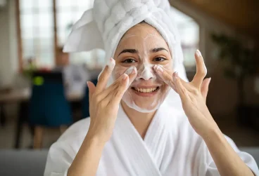 روش صحیح دبل کلینزینگ (شستشوی دو مرحله‌ای) برای پوست‌های چرب و مختلط.