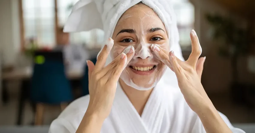 روش صحیح دبل کلینزینگ (شستشوی دو مرحله‌ای) برای پوست‌های چرب و مختلط.
